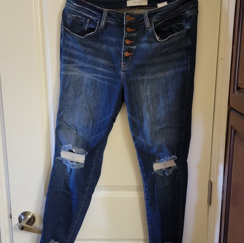 Distressed stretch skinny kancan ankle buttonfly
